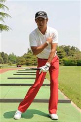 ゴルフスイング 左肘 左手 左手首 の使い方は 左脇の締め方とは 左肩の動きは ゴルニュー